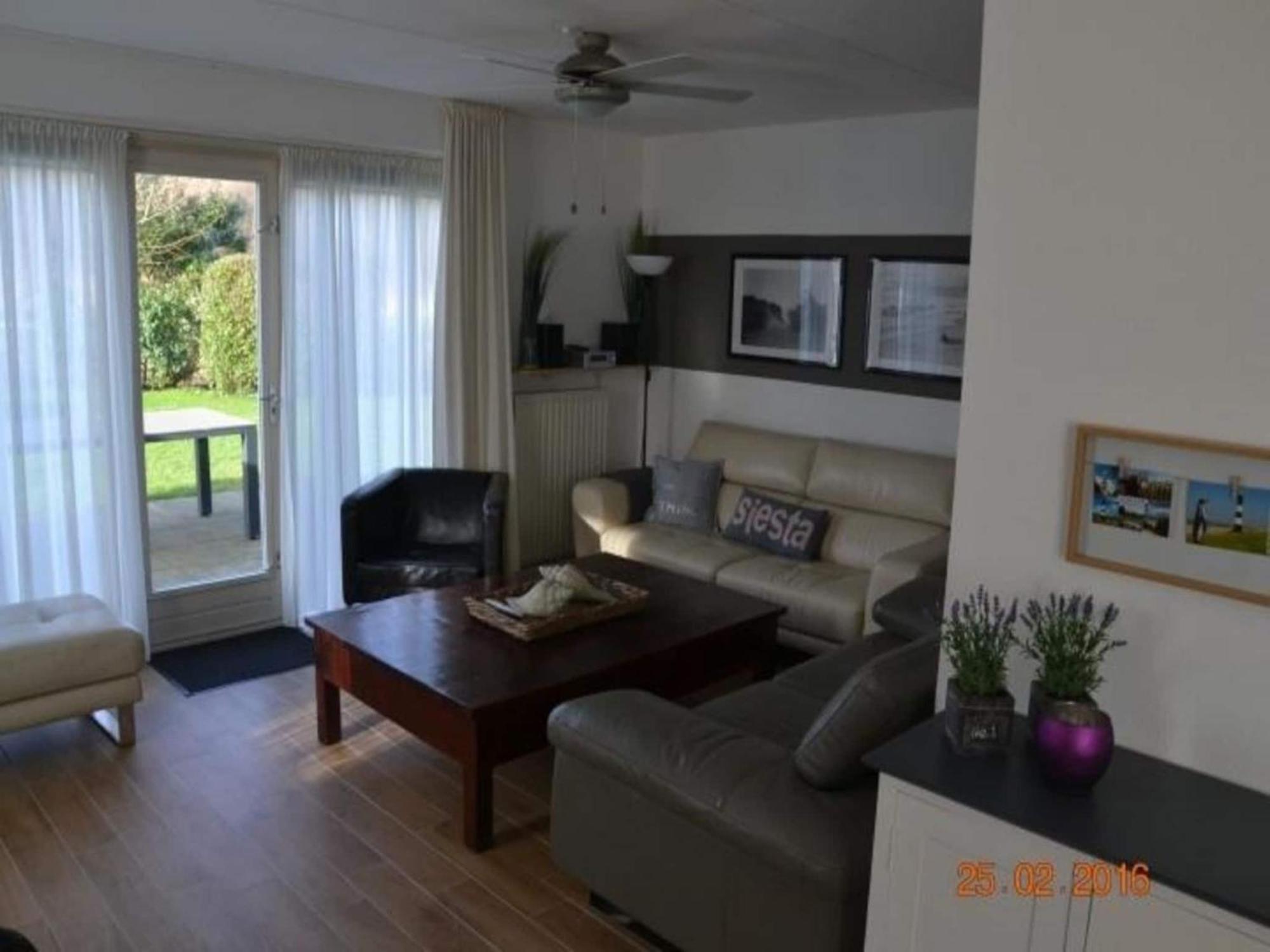 Vakantiehuis Inviting With Garden *