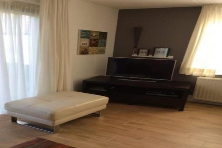 Vakantiehuis Inviting With Garden *